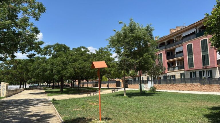 Vista del área residencial en Son Güells con árboles y edificios