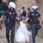 Policías locales interviniendo en venta ambulante en s'Hort del Rei