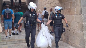 Polic&iacute;as locales interviniendo en venta ambulante en s'Hort del Rei