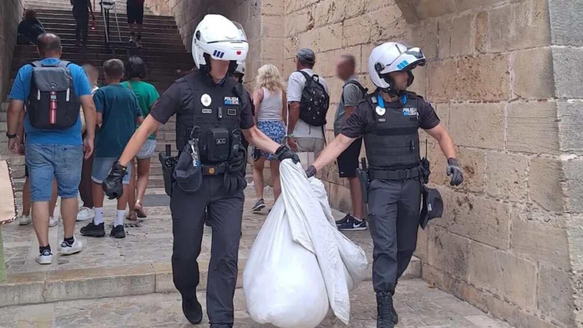 Polic&iacute;as locales interviniendo en venta ambulante en s'Hort del Rei