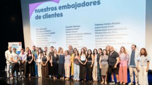 Grupo de embajadores de clientes en evento de Vibra Hotels