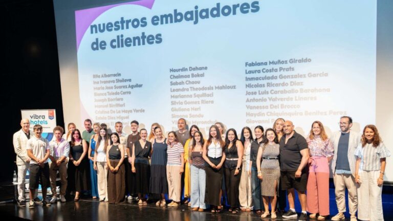 Grupo de embajadores de clientes en evento de Vibra Hotels
