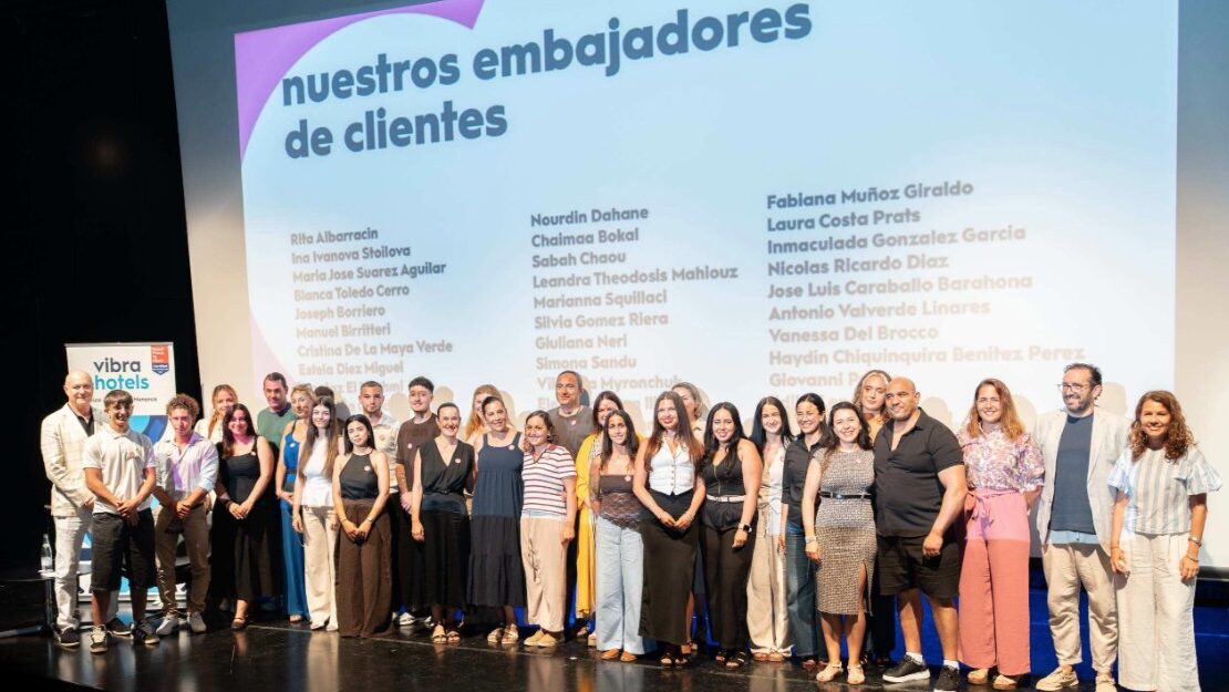 Grupo de embajadores de clientes en evento de Vibra Hotels