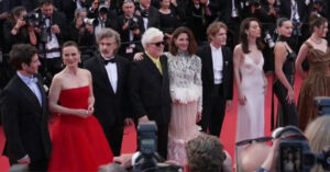 Victoria Luengo y Pedro Almod&oacute;var en la alfombra roja de Cannes
