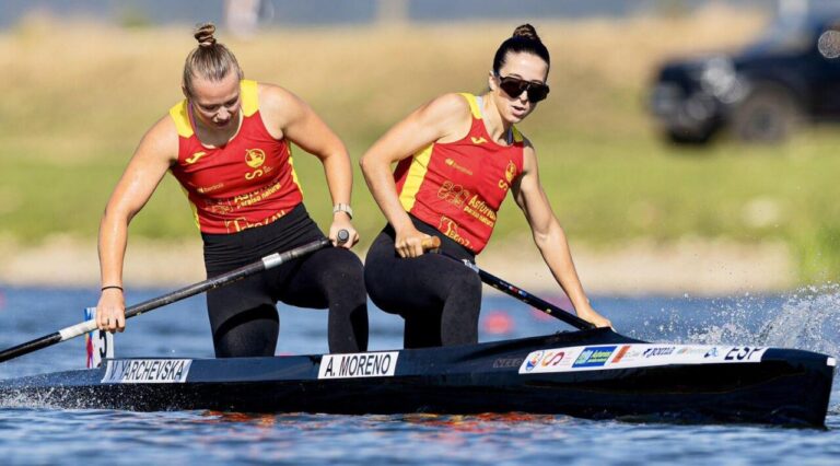 Viktoria Yarchevska y Àngels Moreno compitiendo en kayak