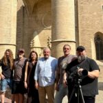 Equipo de producci&oacute;n del documental en Montpellier, frente a una iglesia hist&oacute;rica