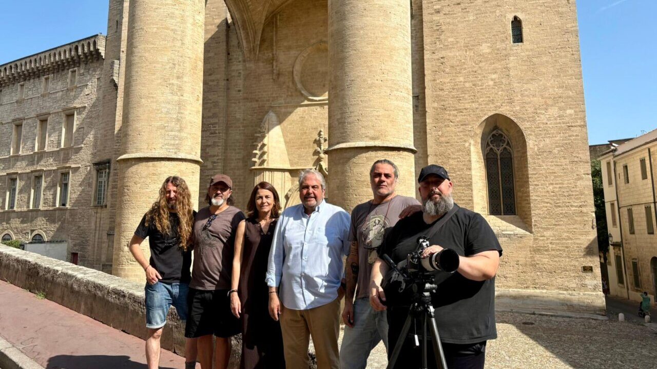 Equipo de producci&oacute;n del documental en Montpellier, frente a una iglesia hist&oacute;rica