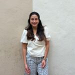 Joven sonriente en un fondo de pared clara