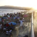 Multitud de personas celebrando la víspera de Sant Joan en la playa de Palma