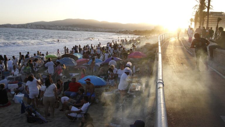 Multitud de personas celebrando la víspera de Sant Joan en la playa de Palma