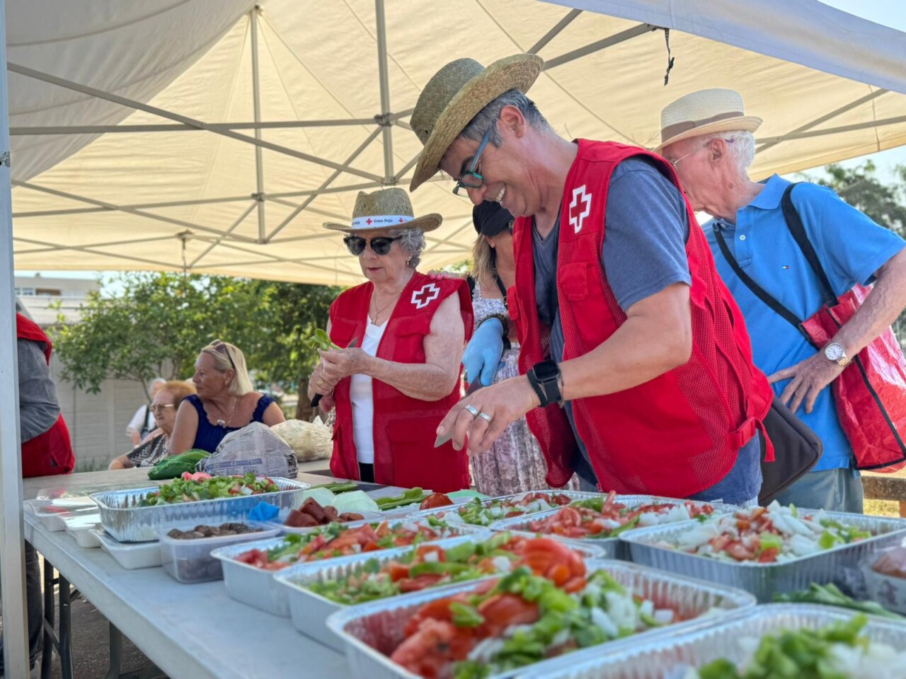 Voluntarios de Cruz Roja en la inauguración de huertos urbanos en Marratxí