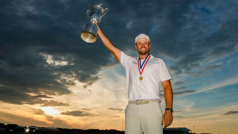 Wyndham Clark levantando el trofeo del U.S. Open 2026 al atardecer