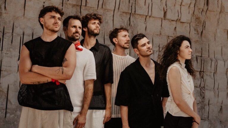 Grupo musical Xanguito posando en un entorno artístico
