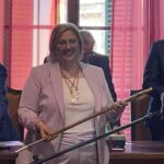 Xisca Lascolas sosteniendo un bast&oacute;n en un evento oficial en Llucmajor