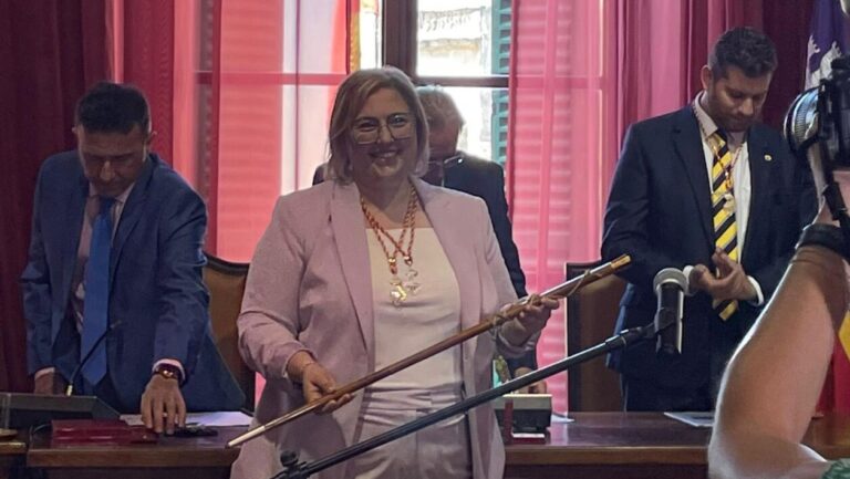 Xisca Lascolas sosteniendo un bast&oacute;n en un evento oficial en Llucmajor