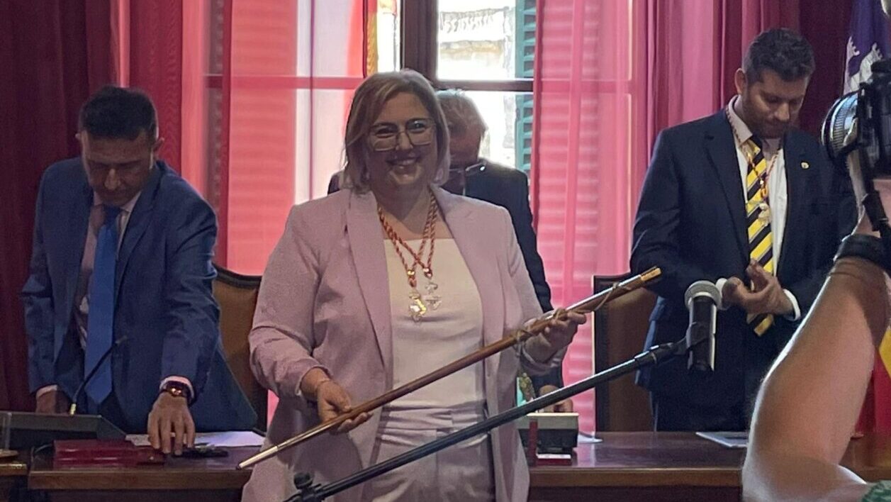Xisca Lascolas sosteniendo un bast&oacute;n en un evento oficial en Llucmajor