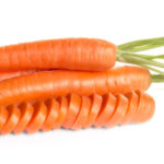 Zanahorias frescas de color naranja en diferentes formas