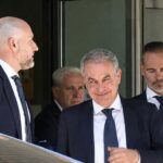Jos&eacute; Luis Rodr&iacute;guez Zapatero saliendo de un edificio con su equipo legal.