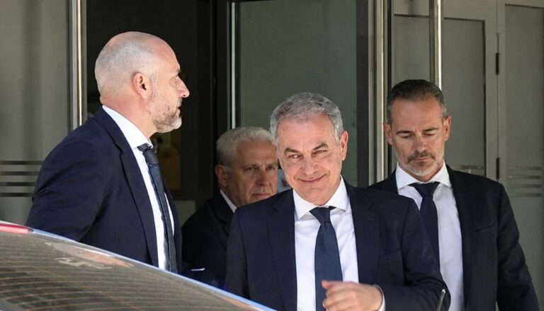 Jos&eacute; Luis Rodr&iacute;guez Zapatero saliendo de un edificio con su equipo legal.