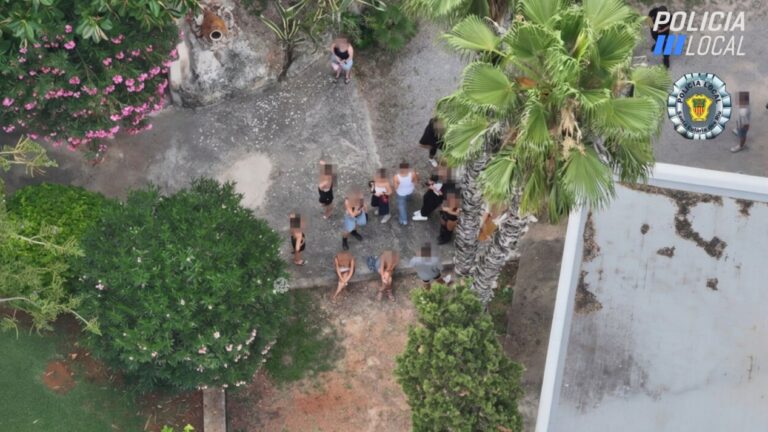 Intervención policial durante el desmantelamiento de una fiesta ilegal en Santa Eulària