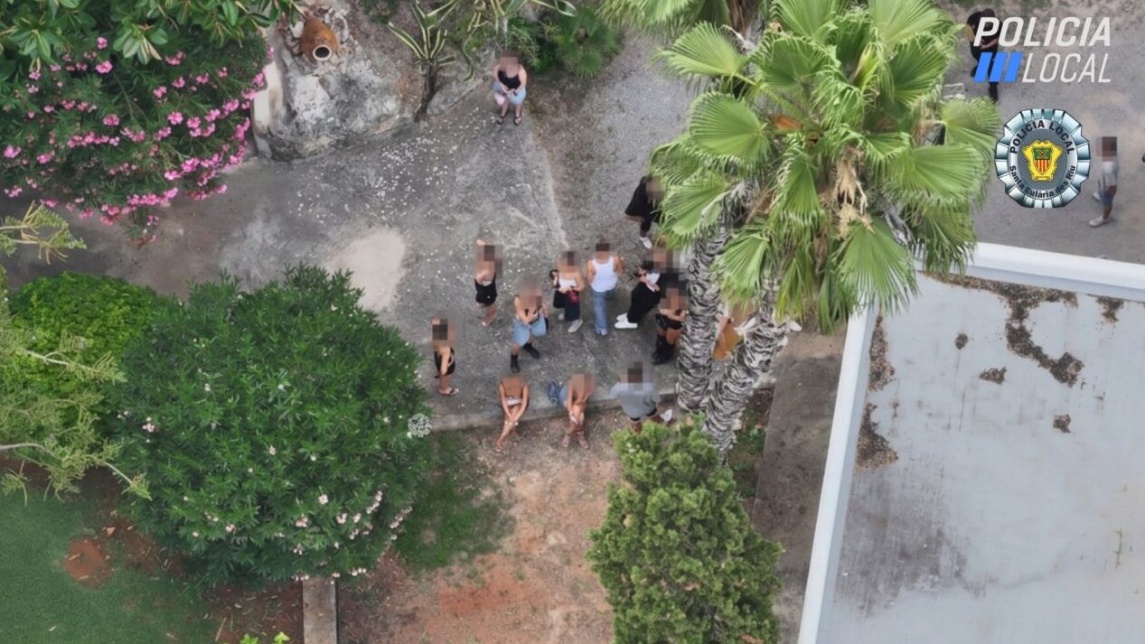 Intervenci&oacute;n policial durante el desmantelamiento de una fiesta ilegal en Santa Eul&agrave;ria