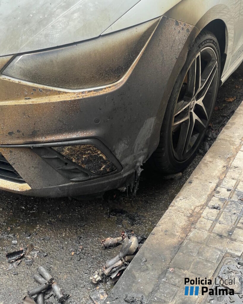 Daños en un vehículo tras la explosión de una batería de bicicleta eléctrica