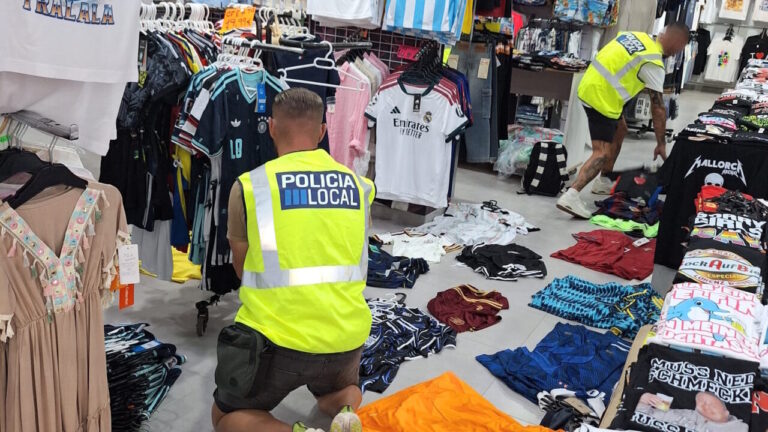 Investigados siete responsables de comercios en s'Arenal por vender ropa falsificada