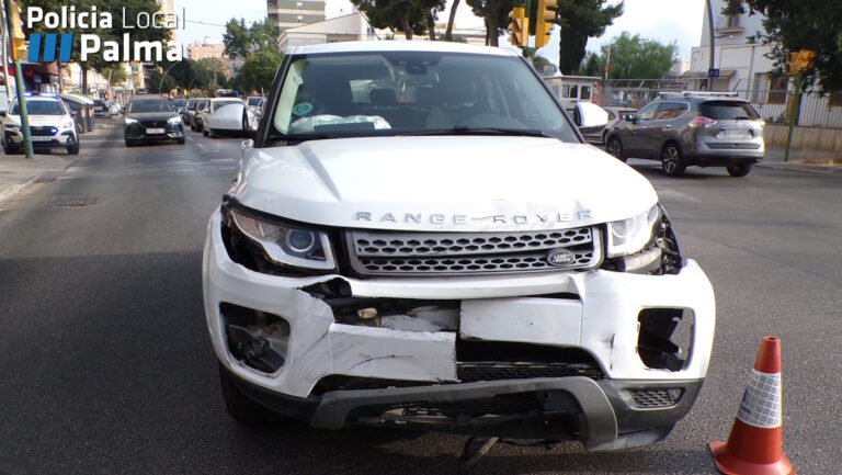 Una conductora se salta un semáforo en rojo en Palma y choca contra una grúa municipal