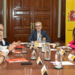 Reunión del Gobierno de España con varios participantes en una mesa