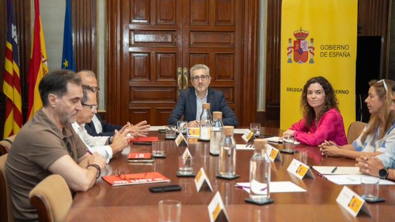 Reunión del Gobierno de España con varios participantes en una mesa