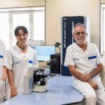 Personal del laboratorio de Juaneda Hospitales utilizando tecnología MALDI-TOF