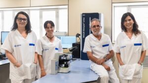 Personal del laboratorio de Juaneda Hospitales utilizando tecnología MALDI-TOF