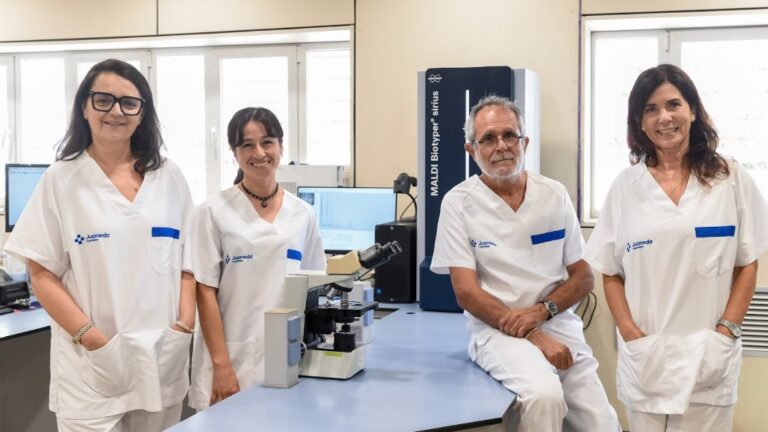 Personal del laboratorio de Juaneda Hospitales utilizando tecnolog&iacute;a MALDI-TOF