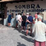 Personas en fila para comprar entradas en el Coliseo Balear