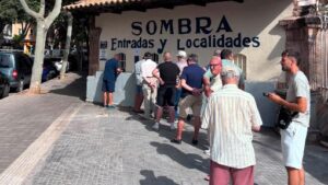 Personas en fila para comprar entradas en el Coliseo Balear