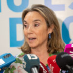 Cuca Gamarra hablando con periodistas en Mallorca