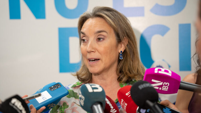 Cuca Gamarra hablando con periodistas en Mallorca
