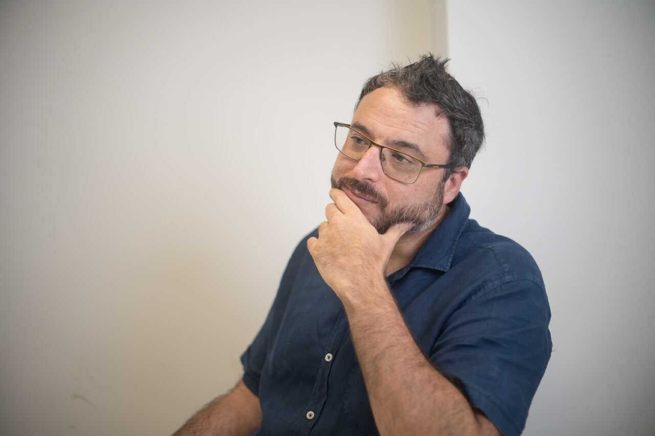 Eduardo López reflexionando sobre residuos ilegales en Baleares