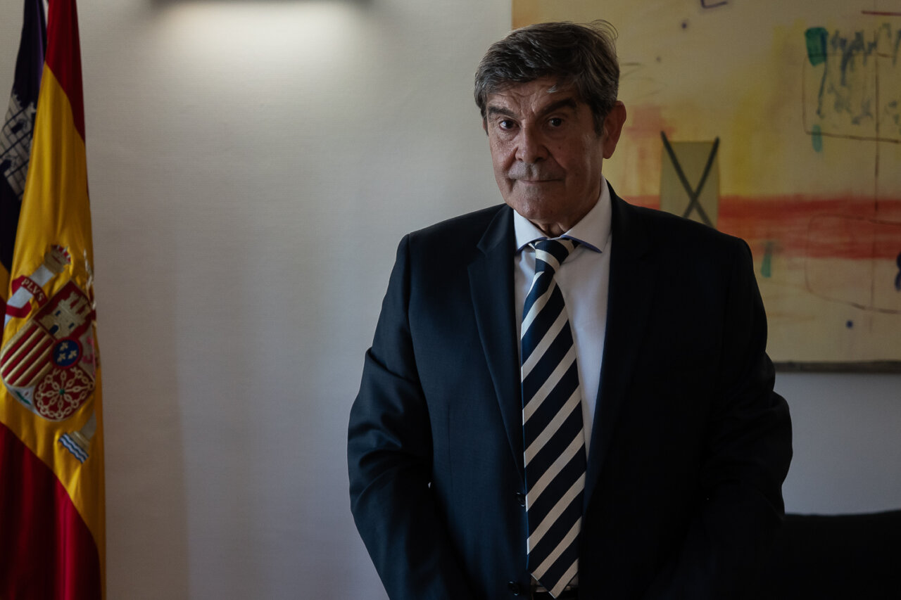 Adrián Salazar en su despacho como fiscal superior de Baleares