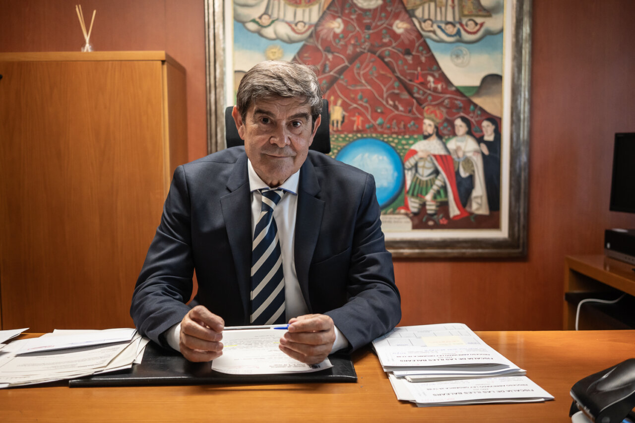Adrián Salazar en su despacho con documentos sobre la mesa