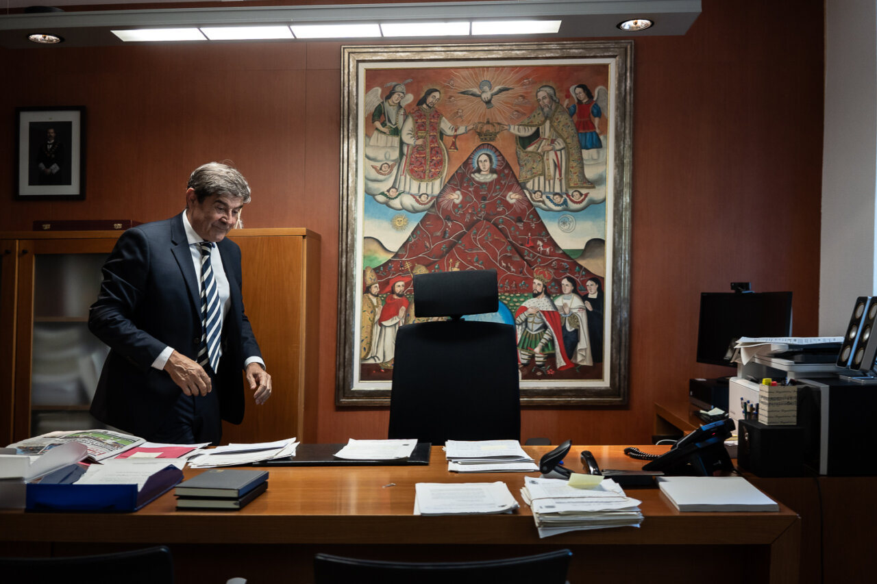 Adrián Salazar en su despacho rodeado de documentos y arte