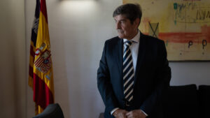 Adrián Salazar en su despacho como fiscal superior de Baleares