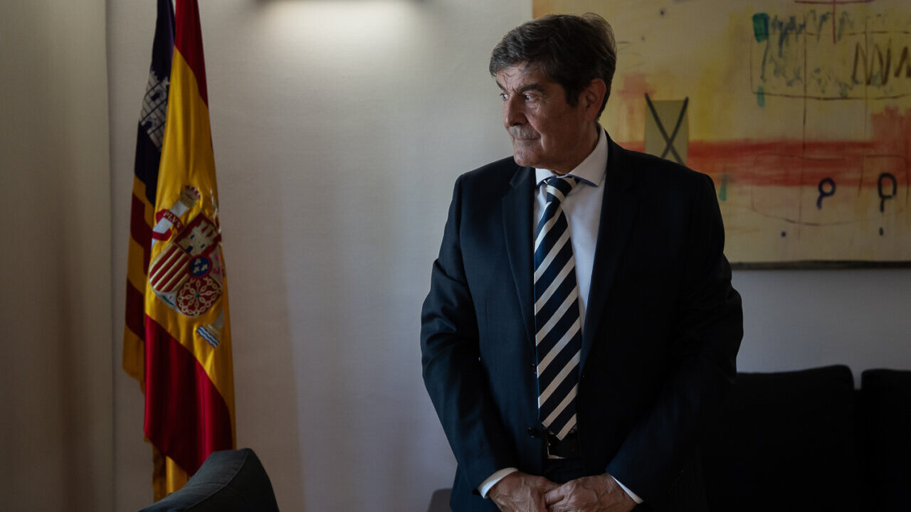 Adri&aacute;n Salazar en su despacho como fiscal superior de Baleares