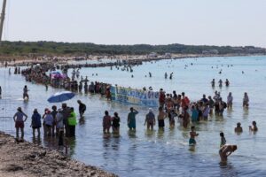 Cadena humana en es Trenc para proteger espacios naturales de Baleares