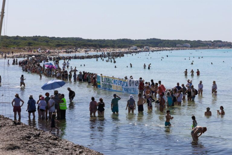 Cadena humana en es Trenc para proteger espacios naturales de Baleares