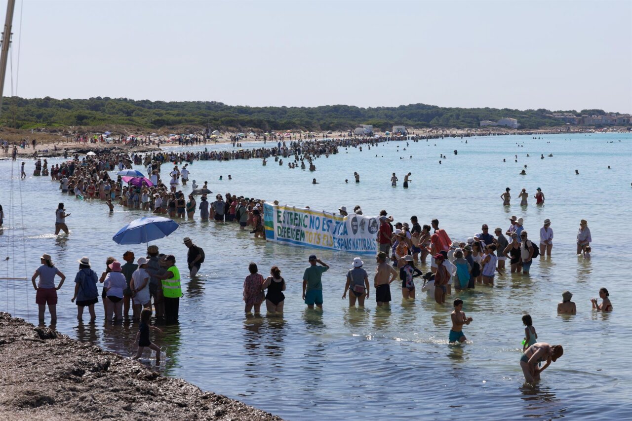Cadena humana en es Trenc para proteger espacios naturales de Baleares