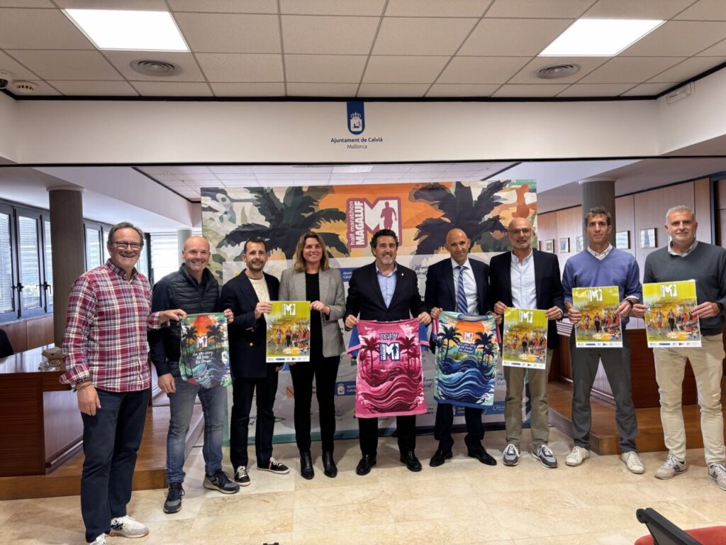 Presentaci&oacute;n de la Half Marathon Magaluf con participantes y carteles promocionales