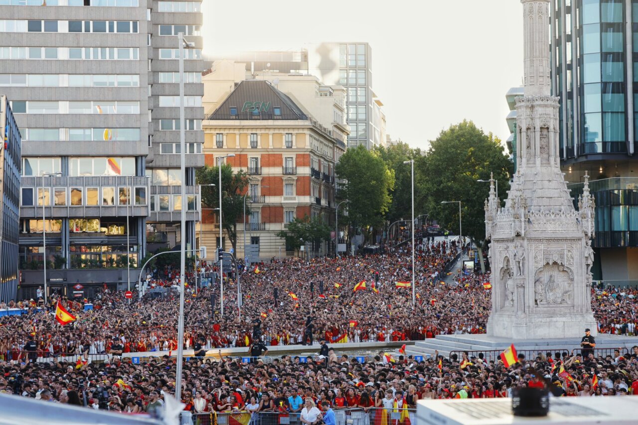 Multitud de aficionados celebrando la victoria de la selección española en Madrid.