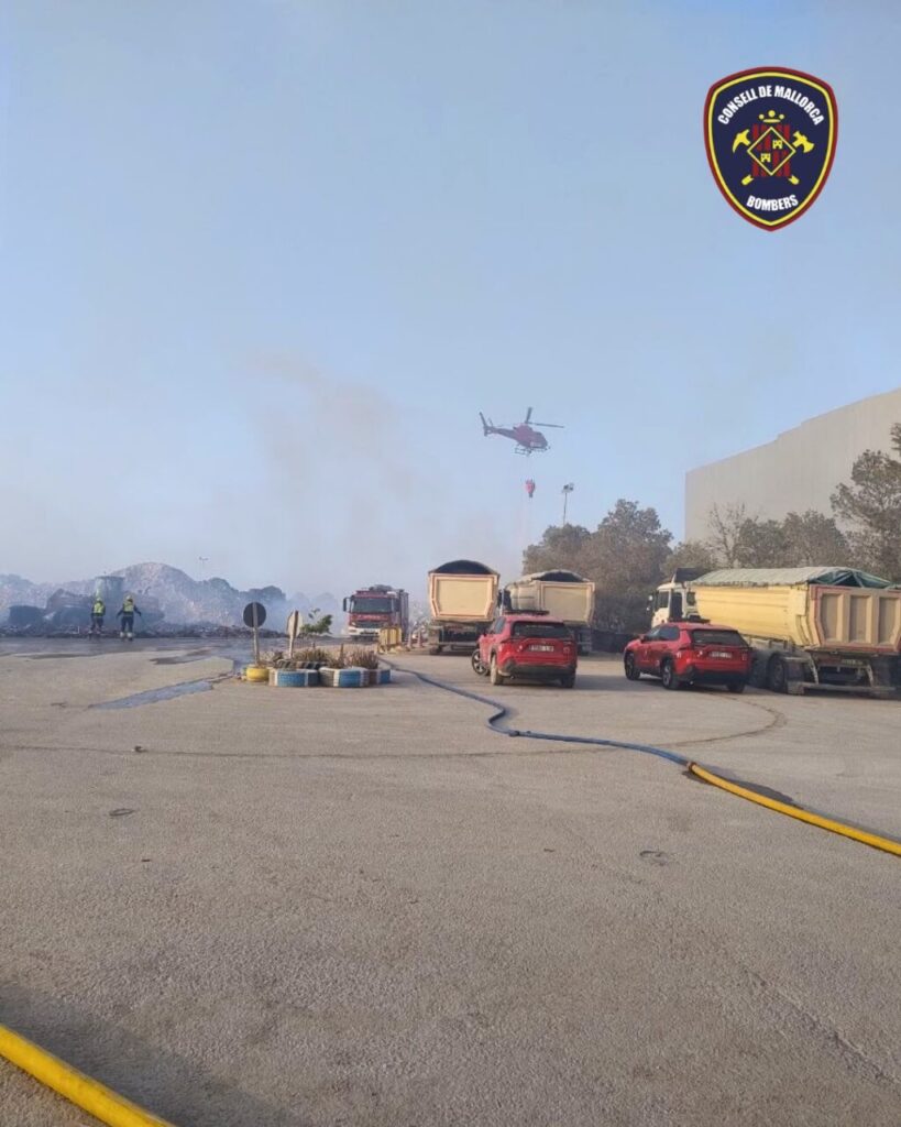 Helicóptero de bomberos controlando incendio en planta de residuos