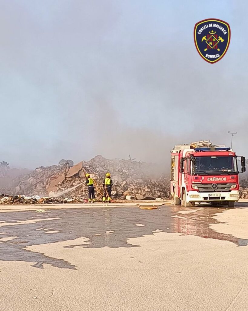 Bomberos controlando un incendio en una planta de residuos en Llucmajor
